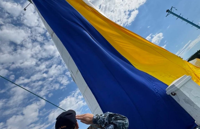 На Одесском маяке подняли гигантский флаг Украины
