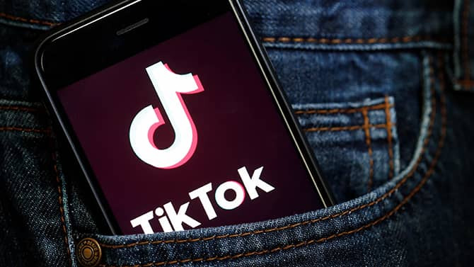 TikTok звільняє сотні модераторів контенту, роблячи ставку на штучний інтелект