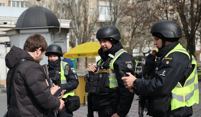 Отсутствие паспорта при составлении протокола задержания не исключает установления личности на основании сведений, предоставленных самим задержанным — Верховный Суд