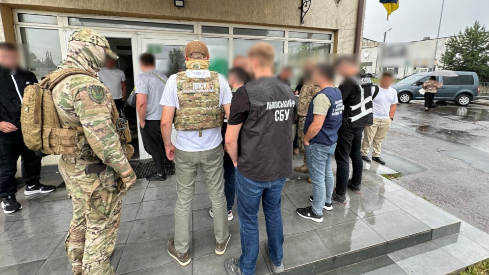 15-20 тысяч долларов за «пакет услуг»: на Львовщине разоблачили схему выезда военнообязанных за границу