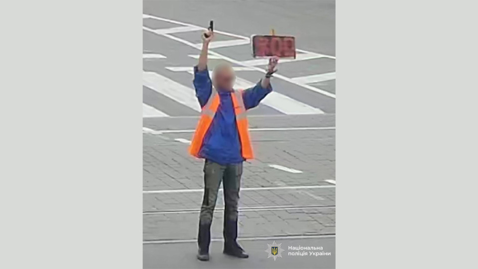 В Виннице мужчина с пистолетом объявлял минуту молчания – его задержала полиция