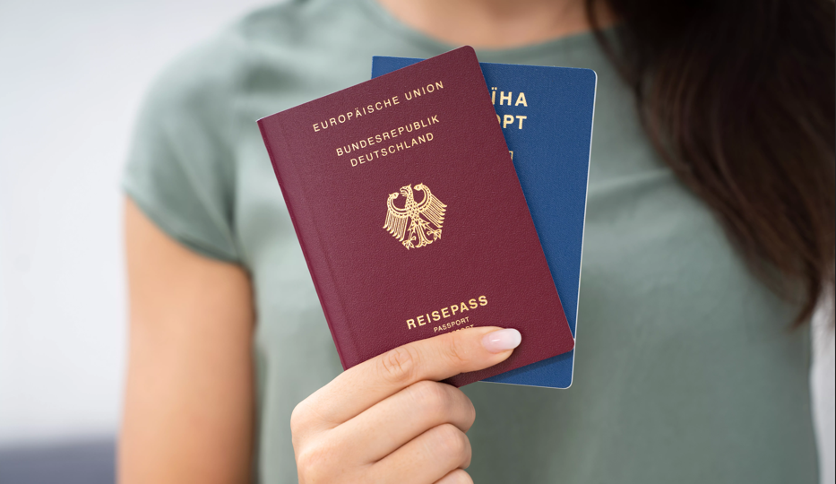 Закон о множественном гражданстве не дает ответа на вопросы, с какими странами возможно множественное гражданство, что будет с воинской обязанностью и соцобеспечением