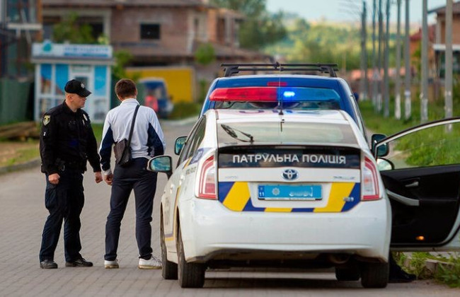 «Статья 130 или едем в ТЦК» – суд признал незаконными действия полицейских, которые придирались к владельцу сломавшегося в дороге автомобиля