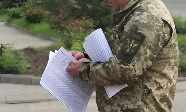 Гражданских лиц за распространение материалов, оскорбляющих честь военнослужащего или его близких родственников, смогут наказать ограничением свободы
