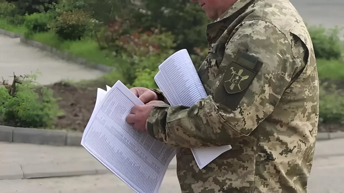 Гражданских лиц за распространение материалов, оскорбляющих честь военнослужащего или его близких родственников, смогут наказать ограничением свободы
