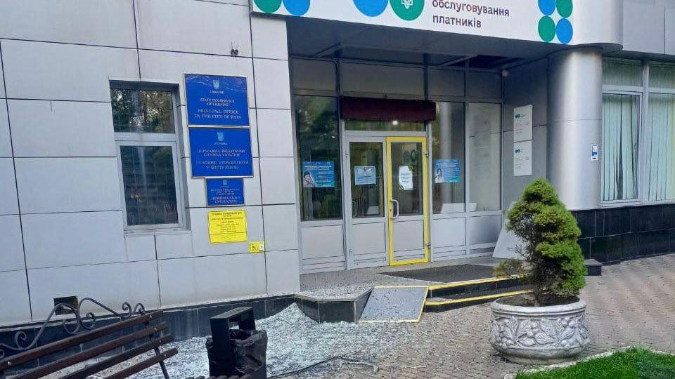 Дві будівлі Головного управління ДПС у Києві пошкоджено внаслідок російського обстрілу