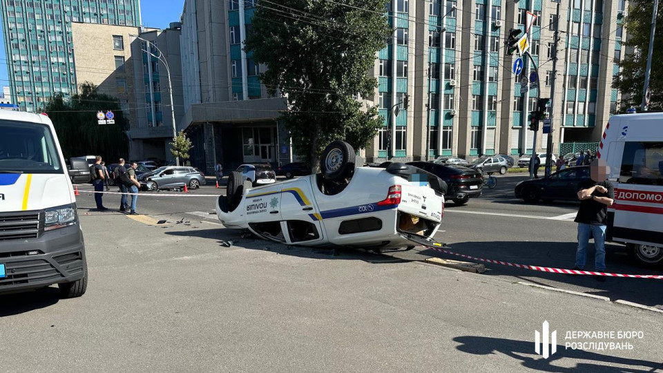 В Киеве автомобиль Renault столкнулся со служебным авто полиции – водитель-полицейский погиб