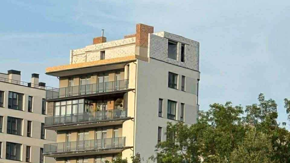 У Львові власниця квартири на шостому поверсі самовільно надбудувала сьомий поверх