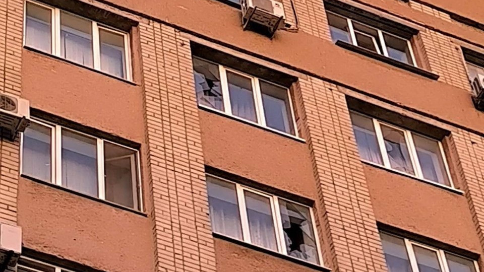 В Херсоне в результате обстрела повреждено здание суда, фото