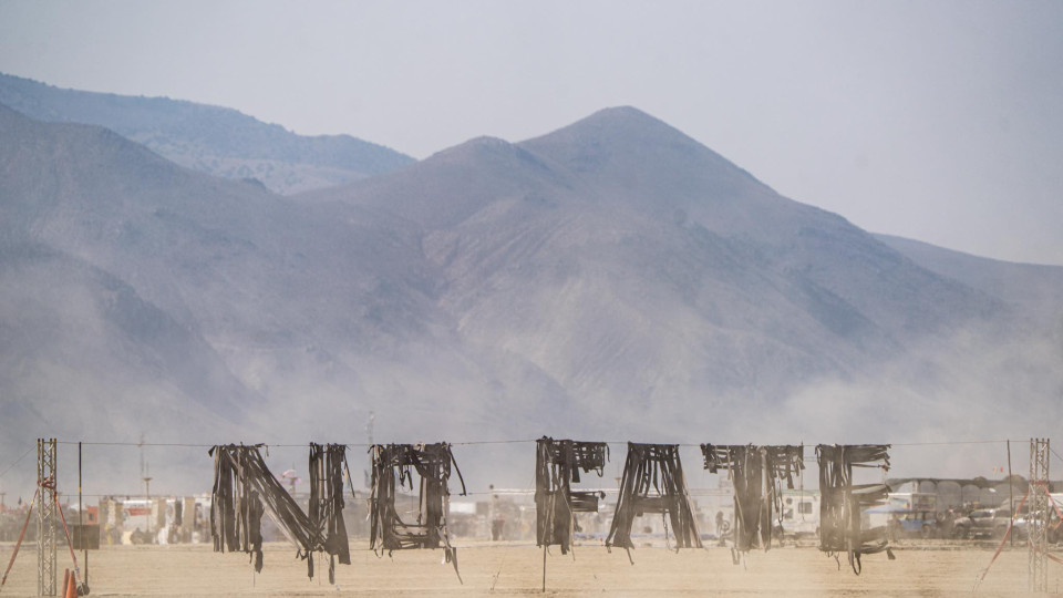 На Burning Man установили новую украинскую инсталляцию из обломков разрушенной – как выглядит