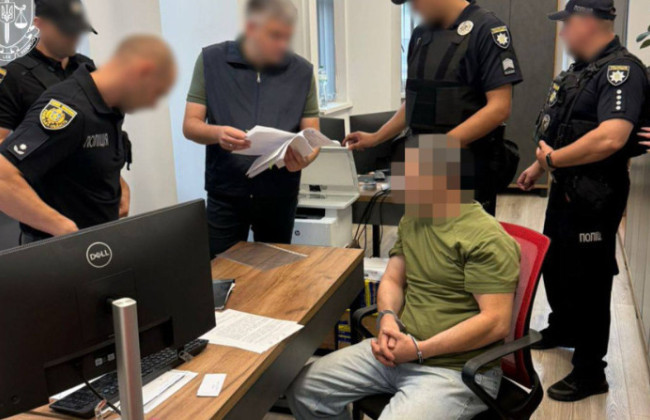 Подозреваемого в убийстве Андрея Парубия доставили в суд для избрания ему меры пресечения, видео