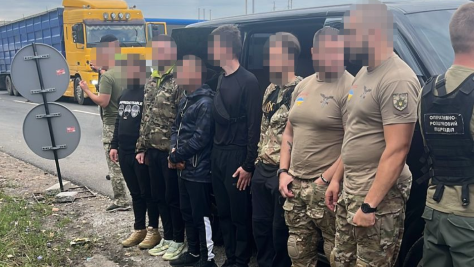 В Киеве разоблачили полицейского, который за 6 тысяч евро перевозил уклонистов к границе под видом спецназовцев