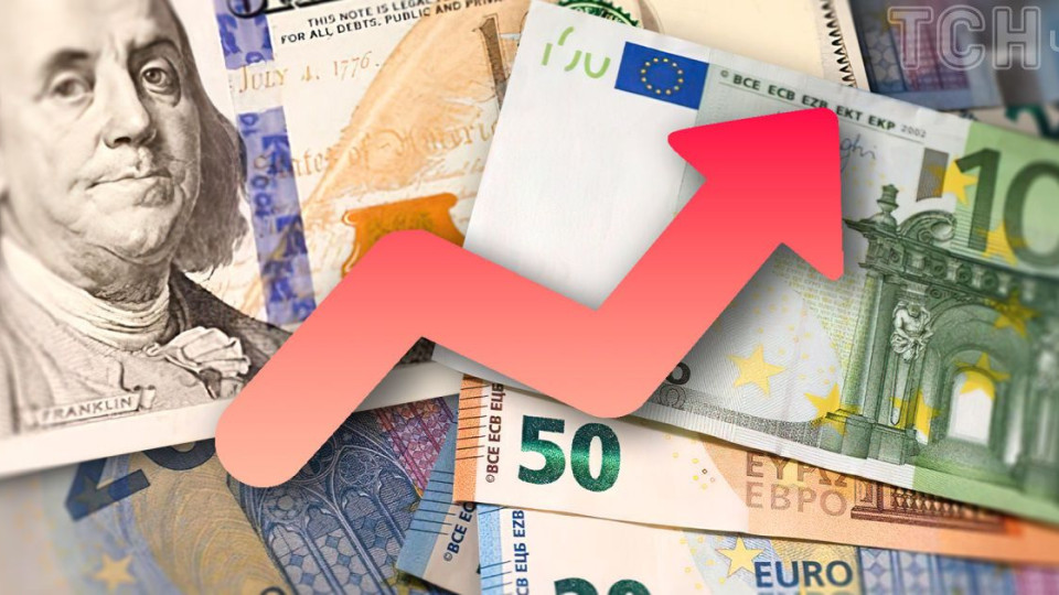 Украинцы в августе активнее покупали доллары и евро – НБУ назвал цифры