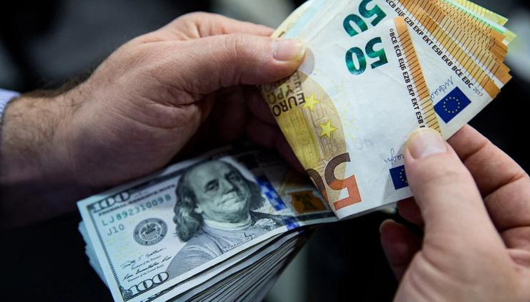НБУ зберігає долар як курсоутворюючою валюту, але вивчає перехід на євро