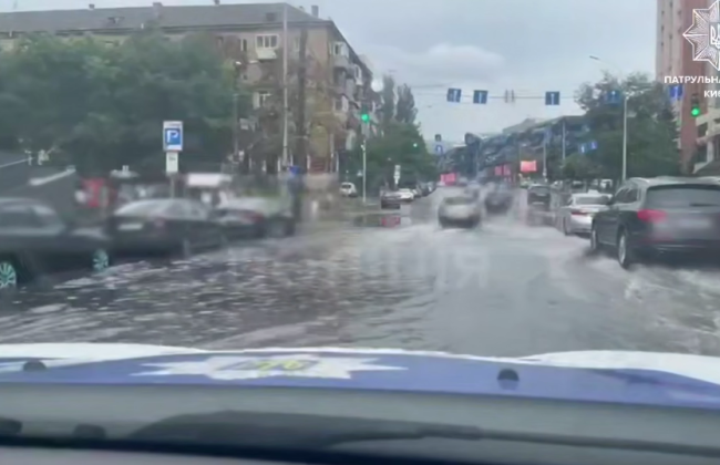 Киев затопило: вода залила супермаркеты и подземные переходы, видео