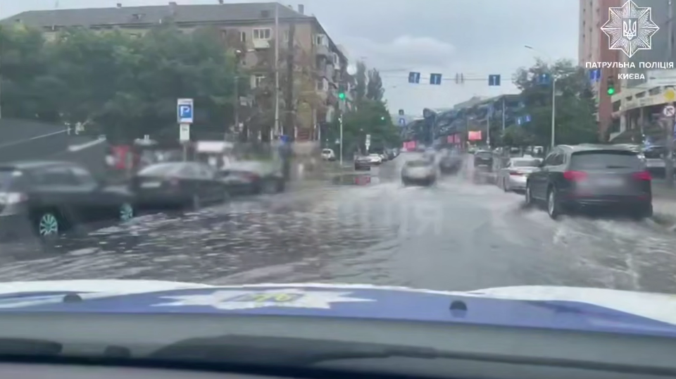 Киев затопило: вода залила супермаркеты и подземные переходы, видео