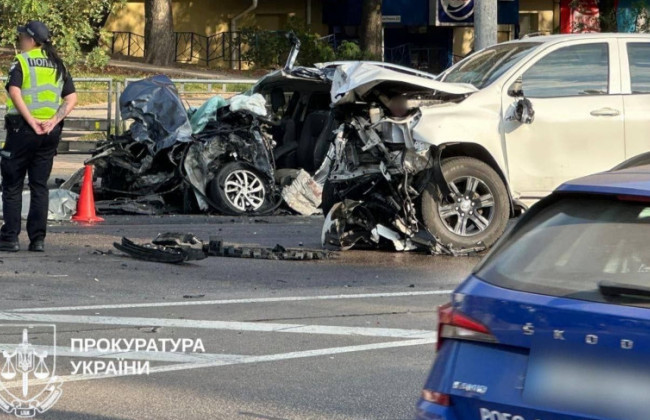 В Киеве военный на служебном авто столкнулся с другой машиной, есть погибшие — фото