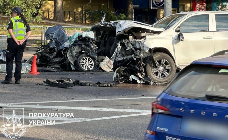 В Киеве военный на служебном авто столкнулся с другой машиной, есть погибшие — фото