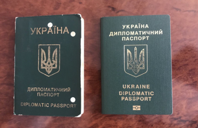 Чрезвычайным и Полномочным Послам, которые не подлежат призыву, запретили выезжать за границу после прекращения дипломатической службы