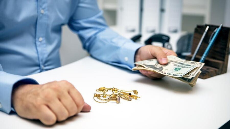 Чи сплачує ломбард ПДВ, коли продає заставні речі — податкова дала відповідь