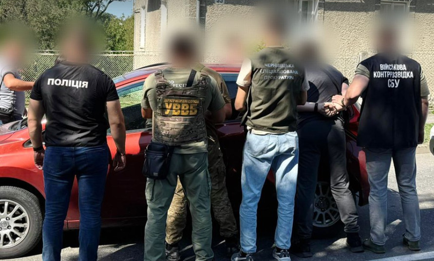 На Буковине задержали сотрудников ТЦК, которые хотели переправить уклонистов за границу