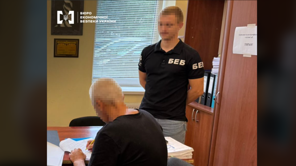 На Закарпатті депутат нелегально продавав електронні сигарети прямо на своєму подвір’ї