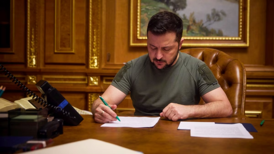Зеленский подписал закон о порядке приостановления коллективного договора по инициативе работодателя