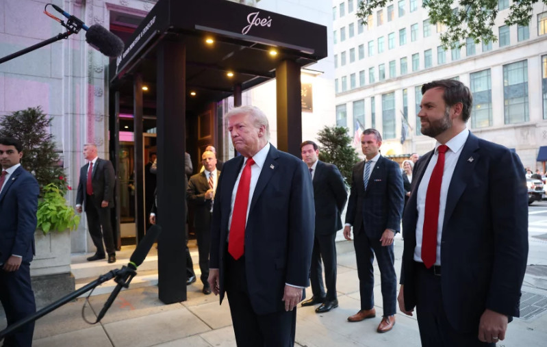 Трамп посетил ресторан неподалеку от Белого дома, чтобы показать, насколько безопасен Вашингтон — видео