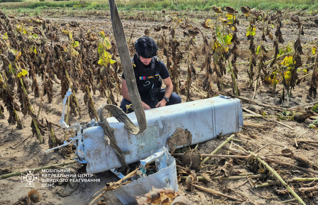 На Київщині під час збору врожаю виявили залишки ракети з бойовою частиною, фото
