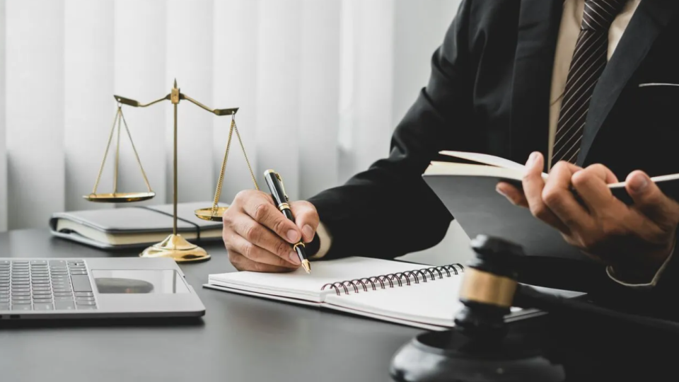 В Великобритании лишили лицензии адвоката, который солгал об обучении в Оксфорде