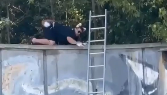 В Киеве спасатели ГСЧС сняли квадробера с забора – видео