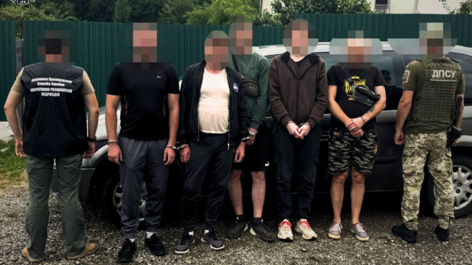 На Закарпатті судитимуть чоловіка, який переправляв ухилянтів до Румунії через ліс