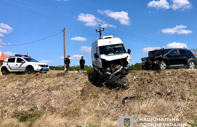 Лобовое столкновение автомобилей в Одесской области — четыре человека в больнице, фото