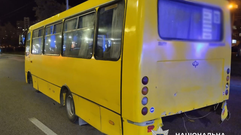 У Києві у Голосіївському районі водій авто врізався у маршрутку – фото
