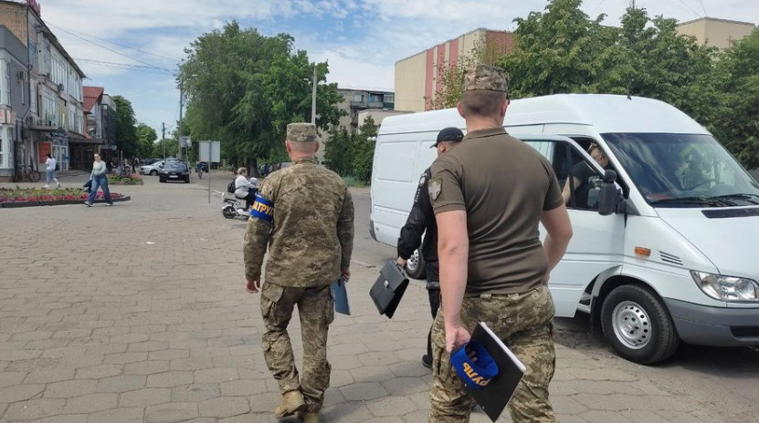 Військовослужбовців ТЦК забризкали газом на вулиці, а потім розбили їм автомобіль – що вирішив суд