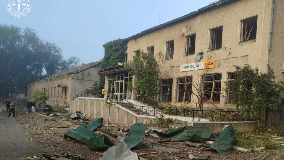 По Одещині вдарили балістикою — є загибла, зруйновано будівлю Укрпошти та ЦНАП, фото