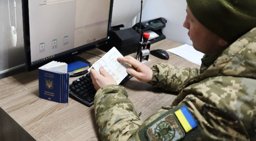 Верховный Суд: то, что закон о порядке выезда из Украины граждан не содержит ограничений права свободно покидать Украину в условиях военного положения, не означает, что такие ограничения не могут применяться на основании специальных законов
