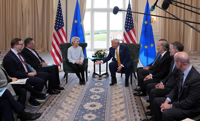 Урсула фон дер Ляєн і Дональд Трамп часто спілкуються напряму, і це набуває все більшого геополітичного значення — Politico