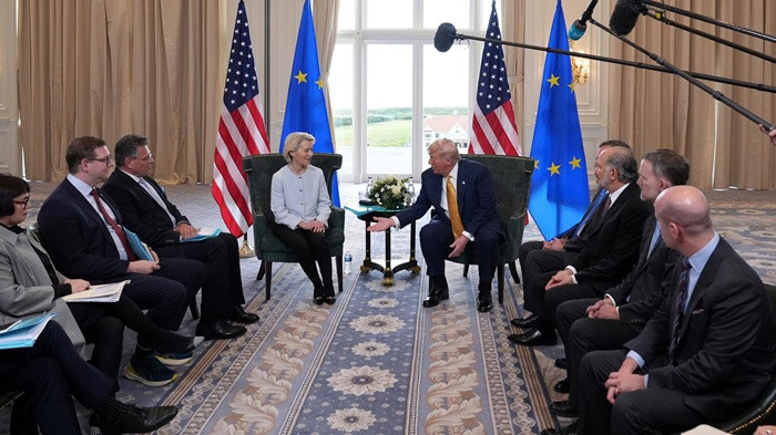 Урсула фон дер Ляєн і Дональд Трамп часто спілкуються напряму, і це набуває все більшого геополітичного значення — Politico