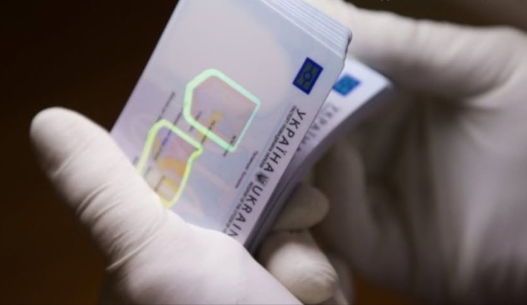 Українцям нагадали, в який термін видається паспорт, який оформлюється вперше