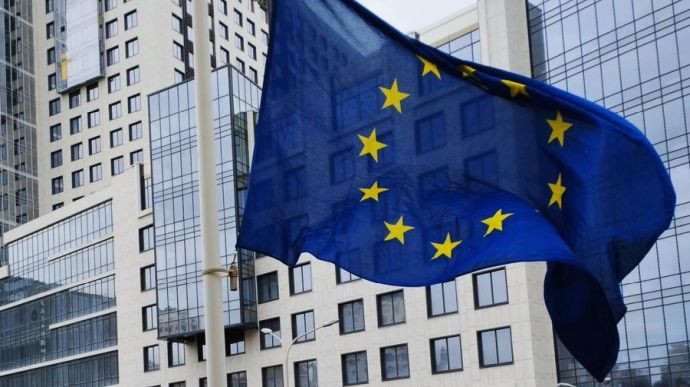 Российский обстрел повредил парковку Представительства ЕС в Киеве