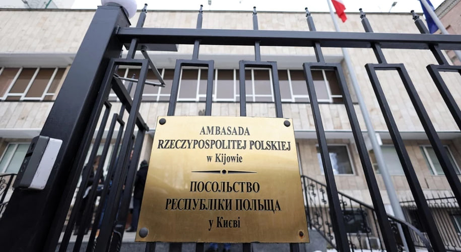 Российская ракета пробила крышу посольства Польши в Киеве