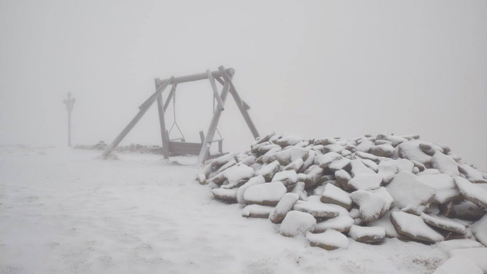 Чорногірський хребет у Карпатах засипало снігом, фото