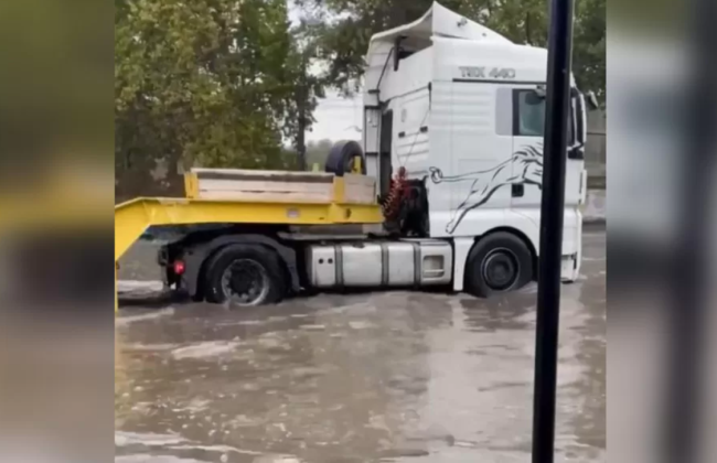 Одесса снова идет под воду — город накрыл ливень, на дорогах образовались «реки», видео