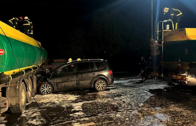 На Волині сталася ДТП за участі легковика та бензовоза, стався витік палива — фото