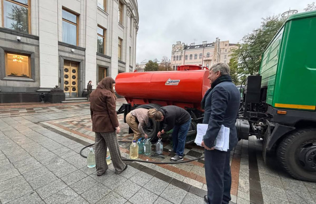 Верховна Рада без води, а в урядовий квартал привезли біотуалети, фото