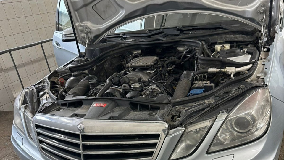 Украинка по дороге в Румынию пыталась спрятать под капотом Mercedes $970 тысяч