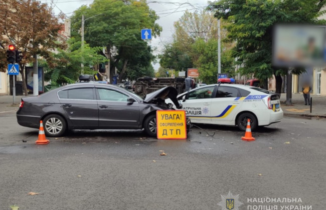 ДТП в центре Одессы с пострадавшими: микроавтобус проехал на красный и врезался в легковушку, фото