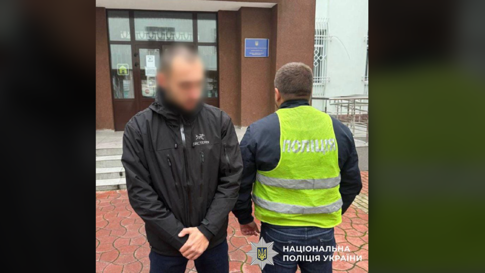 У Києві п’яний чоловік погрожував музиканту з інвалідністю, бо той не захотів співати російською