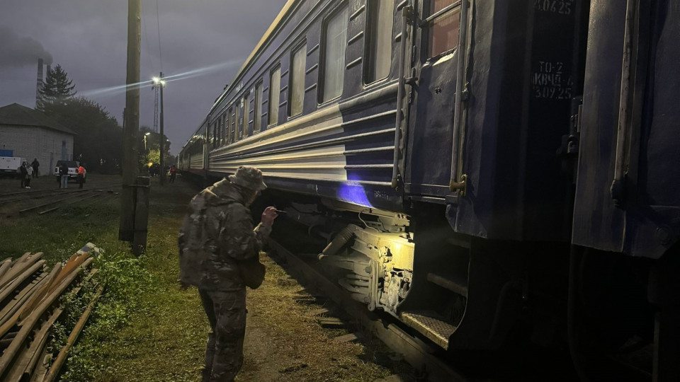 На станції Бурштин зупинили потяг через повідомлення про вибухівку — загрозу не підтвердили